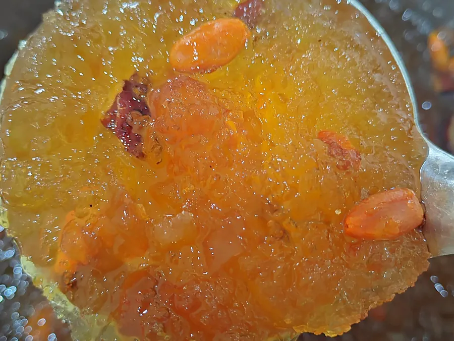 锅里刚煮好的桃胶雪燕，大汤勺捞起一勺金黄透亮的桃胶，看得到枸杞和红枣。